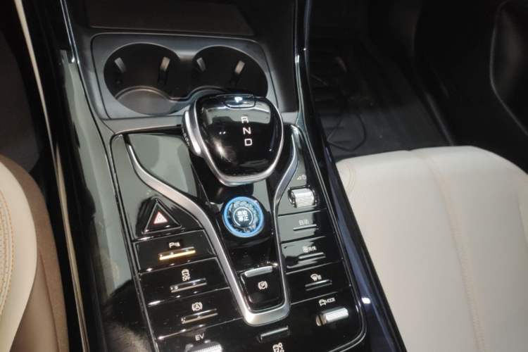 Used BYD Qin PLUS 2024 HONOR Edition DM-i 55KM Leading Model Gear Lever