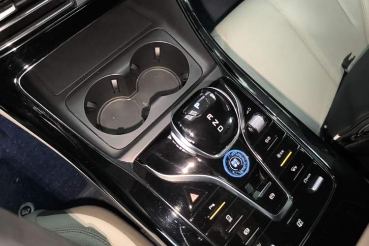 Used BYD Qin PLUS 2024 HONOR Edition DM-i 55KM Leading Model Gear Lever