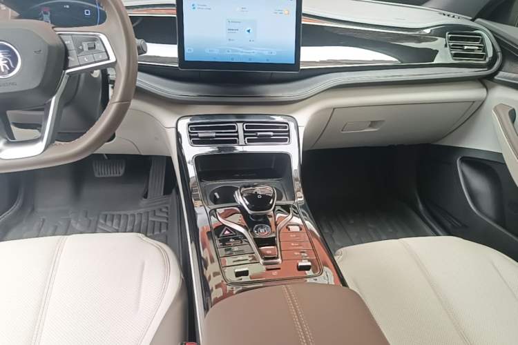 Used BYD Qin PLUS 2024 HONOR Edition DM-i 55KM Leading Model Gear Lever
