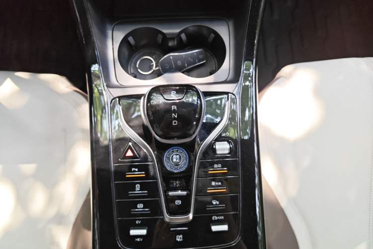 Used BYD Qin PLUS 2024 HONOR Edition DM-i 55KM Leading Model Gear Lever