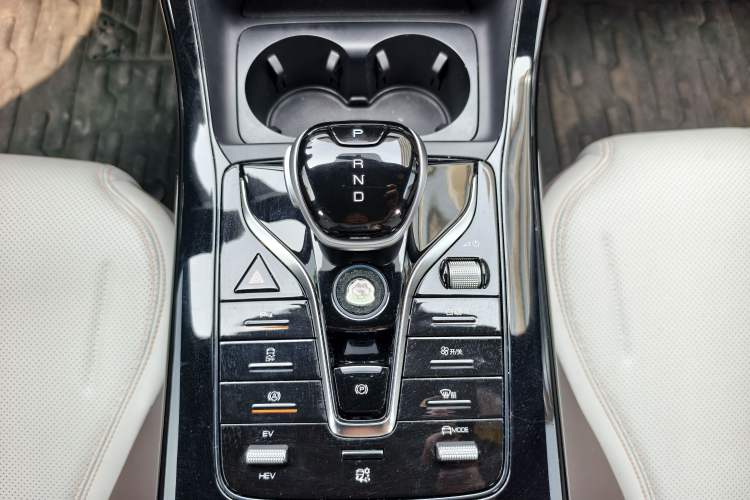 Used BYD Qin PLUS 2024 HONOR Edition DM-i 55KM Leading Model Gear Lever