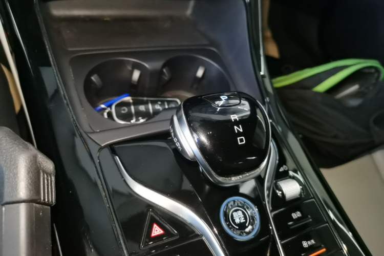 Used BYD Qin PLUS 2024 HONOR Edition DM-i 55KM Leading Model Gear Lever