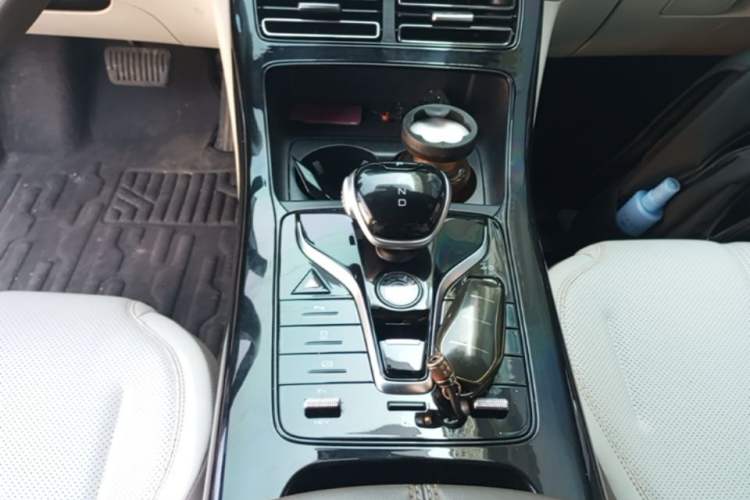 Used BYD Qin PLUS 2024 HONOR Edition DM-i 55KM Leading Model Gear Lever