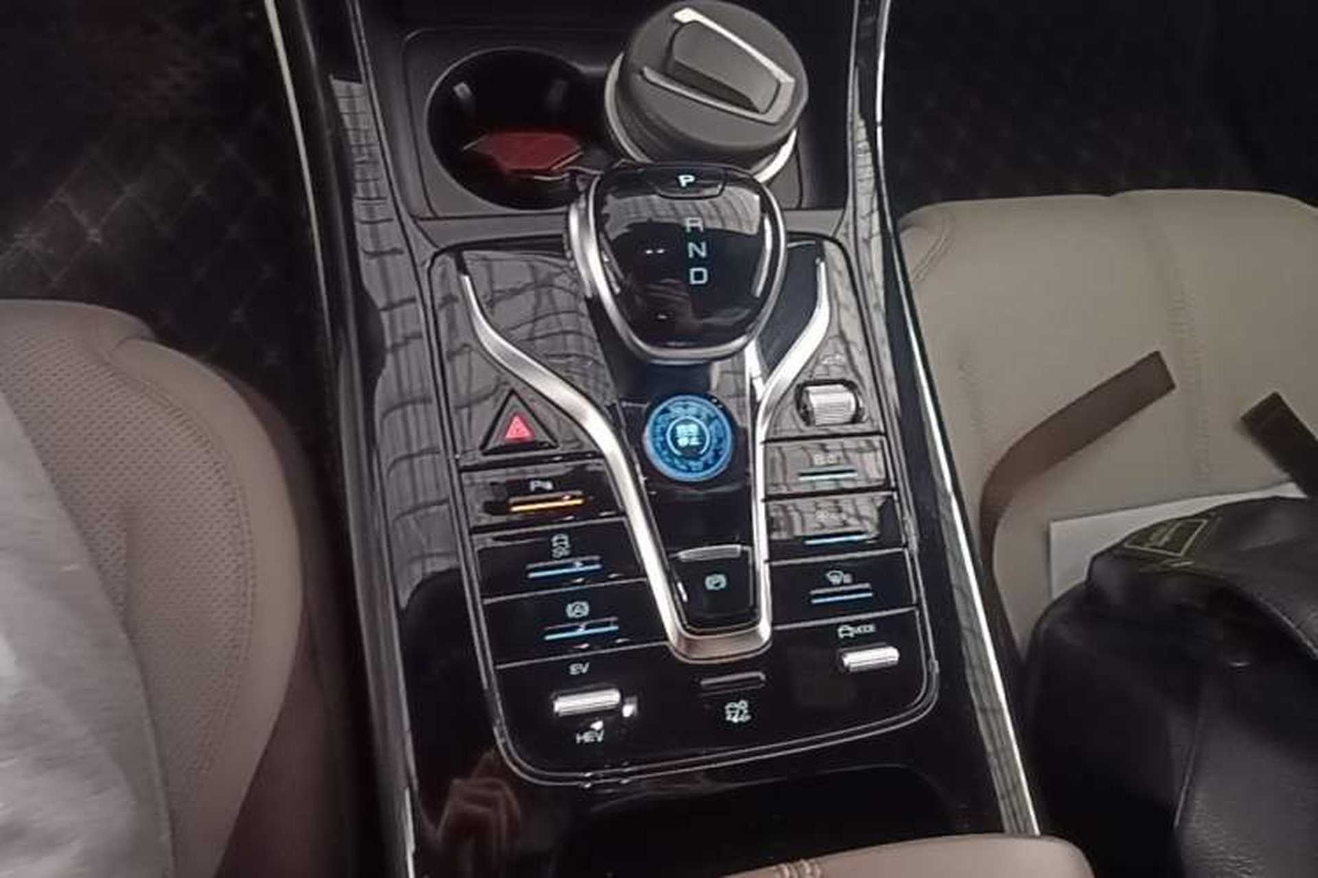 Used BYD Qin PLUS 2024 HONOR Edition DM-i 55KM Leading Model Gear Lever