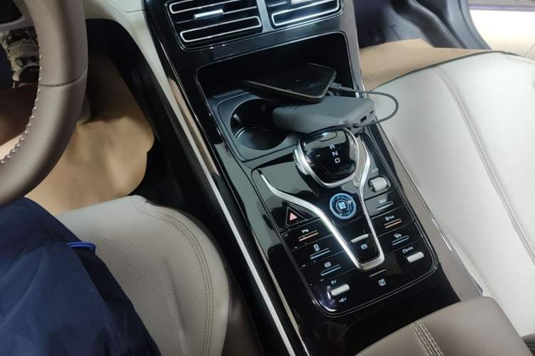 Used BYD Qin PLUS 2024 HONOR Edition DM-i 55KM Leading Model Gear Lever