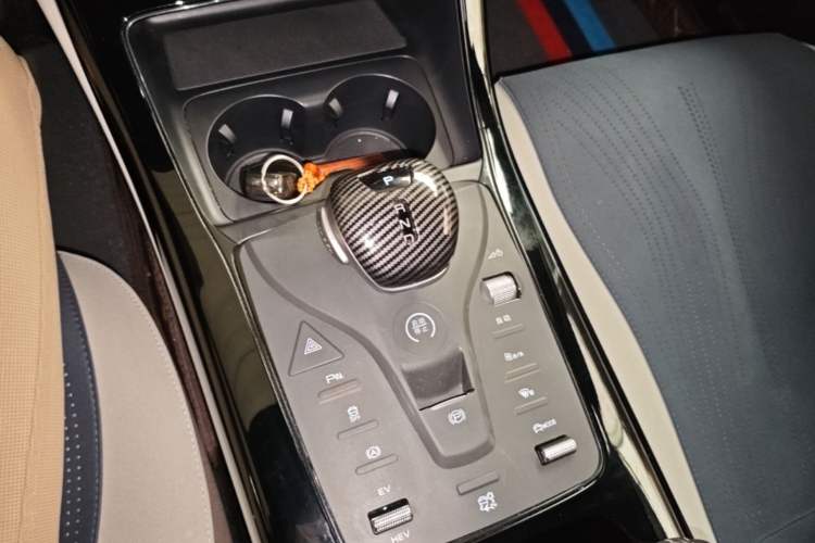 Used BYD Qin PLUS 2024 HONOR Edition DM-i 55KM Leading Model Gear Lever