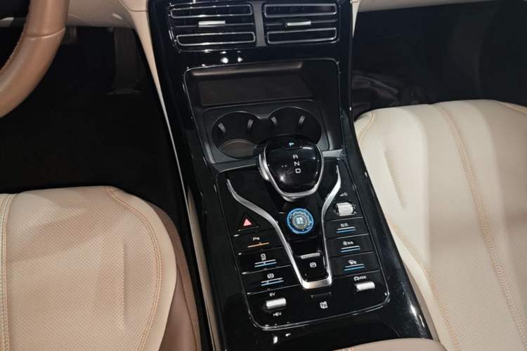 Used BYD Qin PLUS 2024 HONOR Edition DM-i 55KM Leading Model Gear Lever
