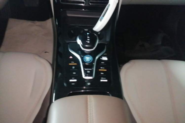 Used BYD Qin PLUS 2024 HONOR Edition DM-i 55KM Leading Model Gear Lever