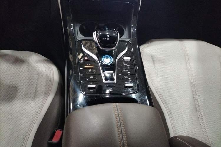 Used BYD Qin PLUS 2024 HONOR Edition DM-i 55KM Leading Model Gear Lever