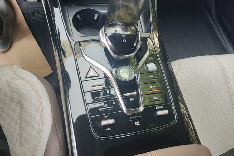 Used BYD Qin PLUS 2024 HONOR Edition DM-i 55KM Leading Model Gear Lever