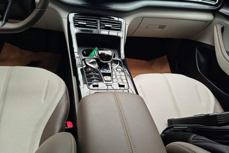 Used BYD Qin PLUS 2024 HONOR Edition DM-i 55KM Leading Model Gear Lever