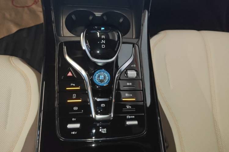 Used BYD Qin PLUS 2024 HONOR Edition DM-i 55KM Leading Model Gear Lever