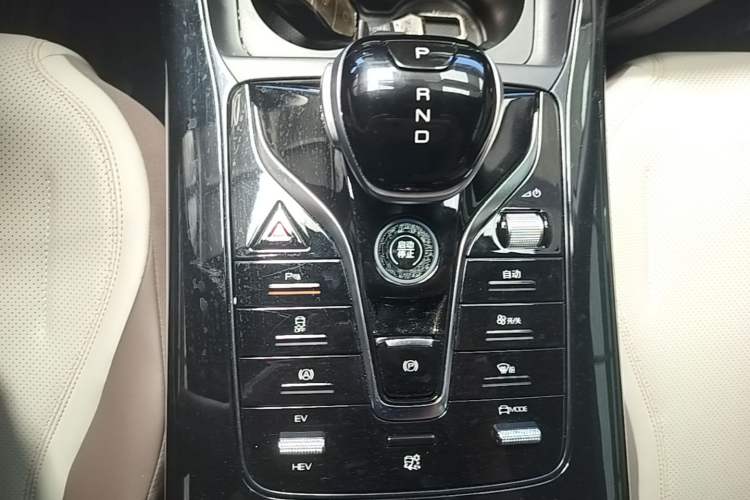Used BYD Qin PLUS 2024 HONOR Edition DM-i 55KM Leading Model Gear Lever