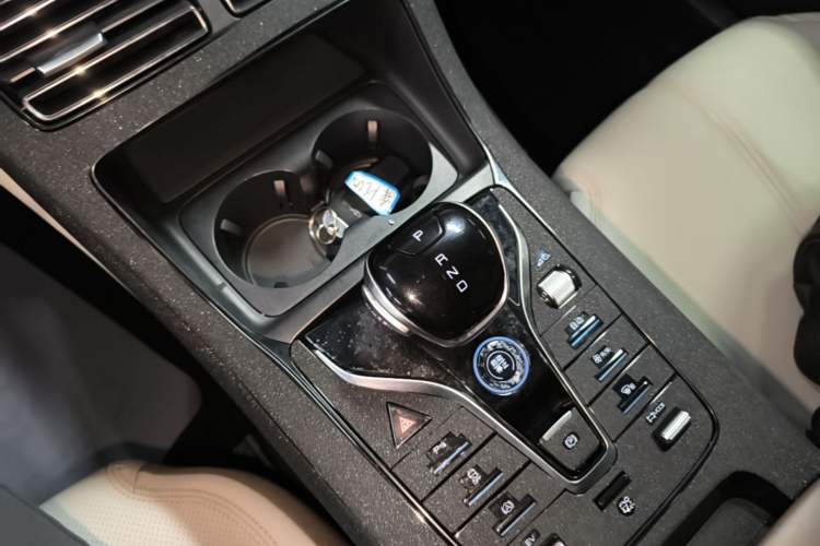 Used BYD Qin PLUS 2024 HONOR Edition DM-i 55KM Leading Model Gear Lever