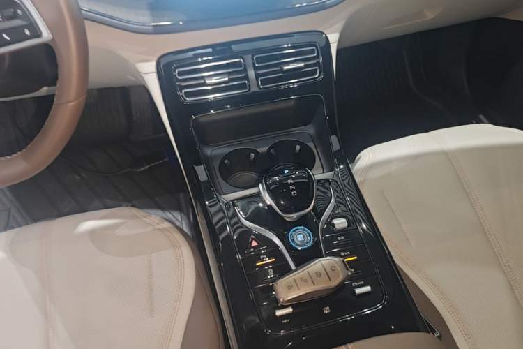 Used BYD Qin PLUS 2024 HONOR Edition DM-i 55KM Leading Model Gear Lever
