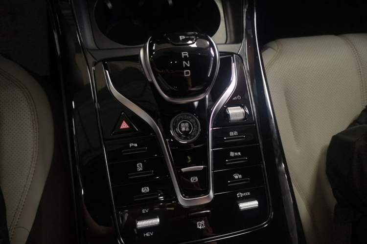 Used BYD Qin PLUS 2024 HONOR Edition DM-i 55KM Leading Model Gear Lever
