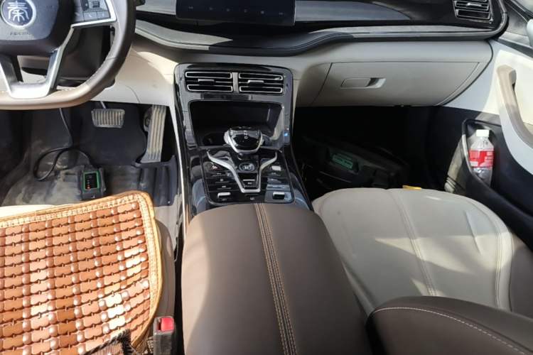 Used BYD Qin PLUS 2024 HONOR Edition DM-i 55KM Leading Model Gear Lever