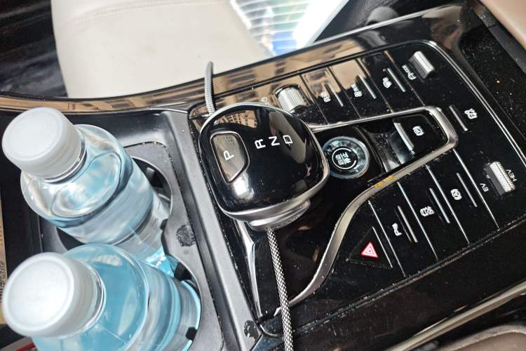 Used BYD Qin PLUS 2024 HONOR Edition DM-i 55KM Leading Model Gear Lever