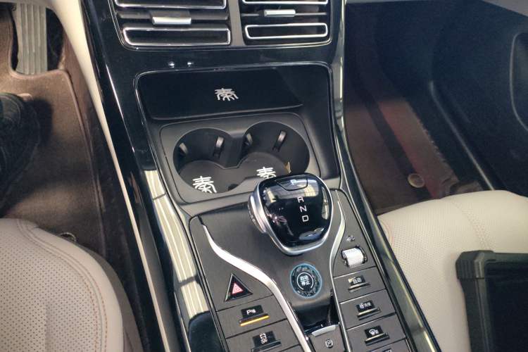 Used BYD Qin PLUS 2024 HONOR Edition DM-i 55KM Leading Model Gear Lever