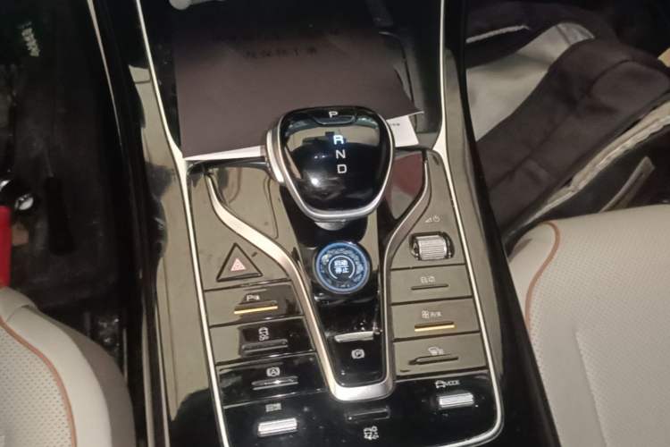 Used BYD Qin PLUS 2024 Honor Edition EV 510KM Leading Model Gear Lever