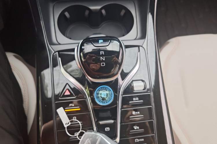 Used BYD Qin PLUS 2024 HONOR Edition DM-i 55KM Leading Model Gear Lever