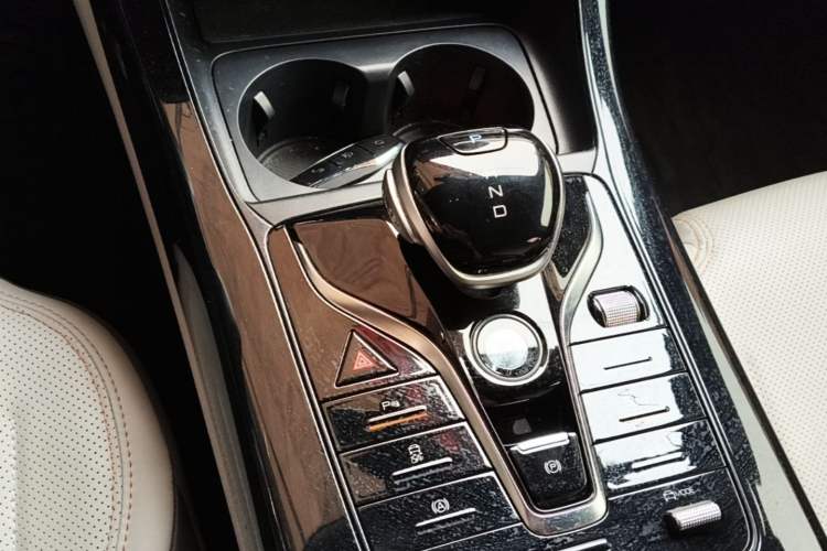 Used BYD Qin PLUS 2024 HONOR Edition DM-i 55KM Leading Model Gear Lever