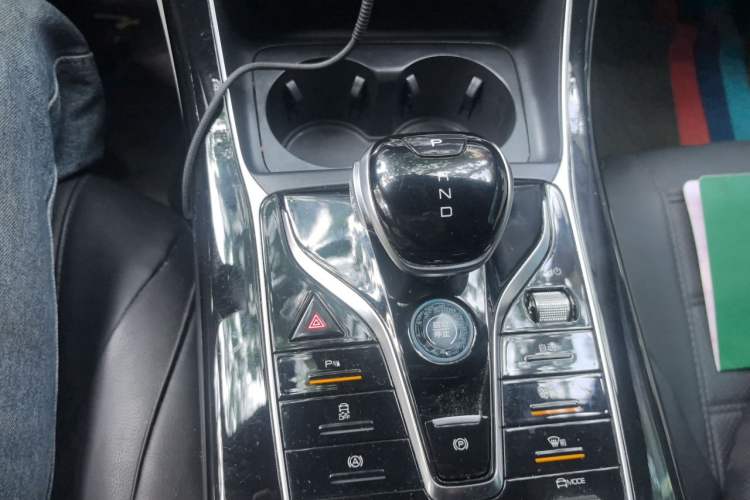 Used BYD Qin PLUS 2024 Honor Edition EV 510KM Leading Model Gear Lever