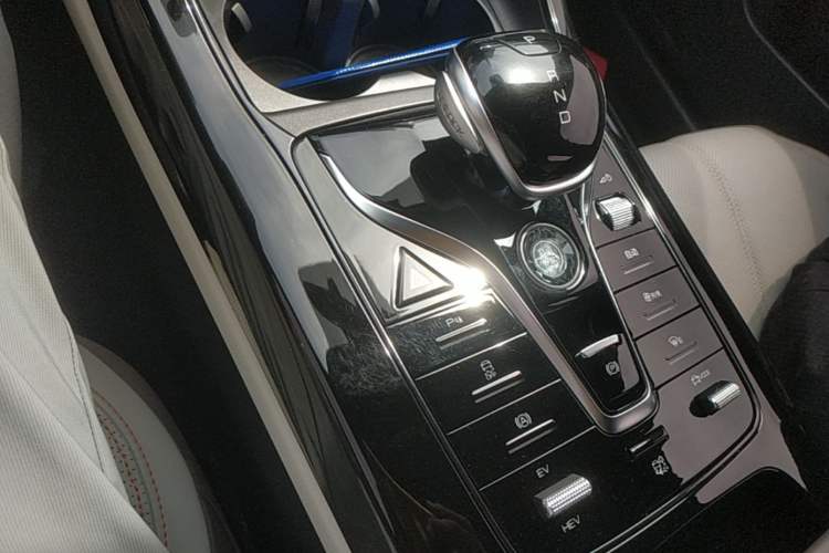 Used BYD Qin PLUS 2024 HONOR Edition DM-i 55KM Leading Model Gear Lever