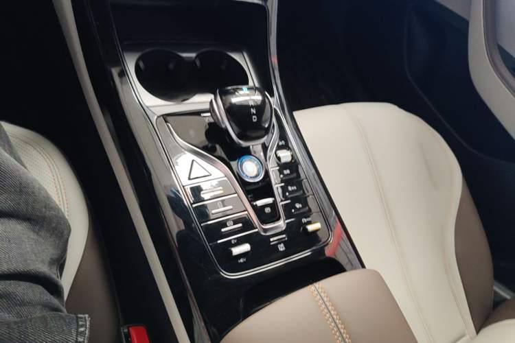 Used BYD Qin PLUS 2024 HONOR Edition DM-i 55KM Leading Model Gear Lever