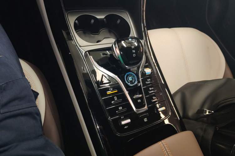 Used BYD Qin PLUS 2024 HONOR Edition DM-i 55KM Leading Model Gear Lever