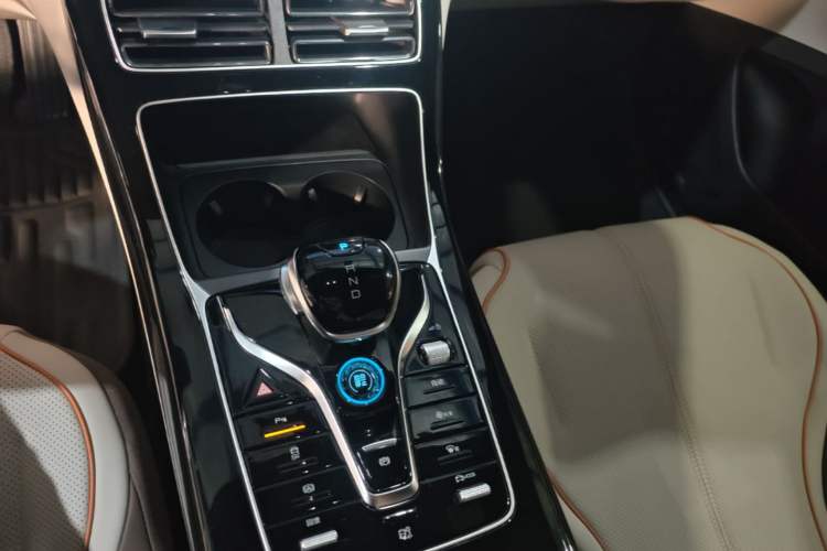 Used BYD Qin PLUS 2024 Honor Edition EV 420KM Leading Model Gear Lever