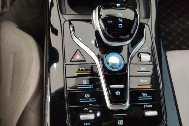 Used BYD Qin PLUS 2024 HONOR Edition DM-i 55KM Leading Model Gear Lever