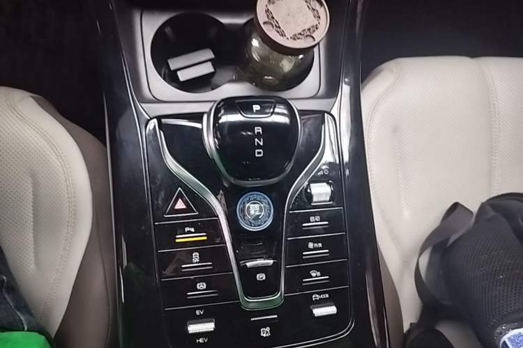 Used BYD Qin PLUS 2024 HONOR Edition DM-i 55KM Leading Model Gear Lever