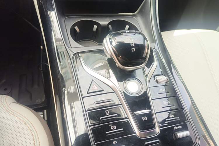Used BYD Qin PLUS 2024 HONOR Edition DM-i 55KM Leading Model Gear Lever