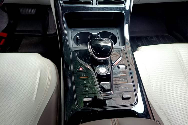 Used BYD Qin PLUS 2024 HONOR Edition DM-i 55KM Leading Model Gear Lever