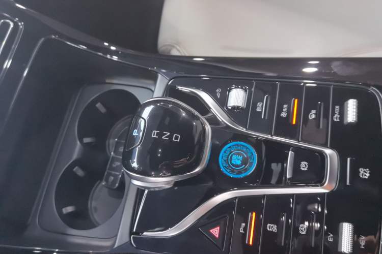 Used BYD Qin PLUS 2024 HONOR Edition DM-i 55KM Leading Model Gear Lever