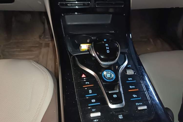 Used BYD Qin PLUS 2024 HONOR Edition DM-i 55KM Leading Model Gear Lever