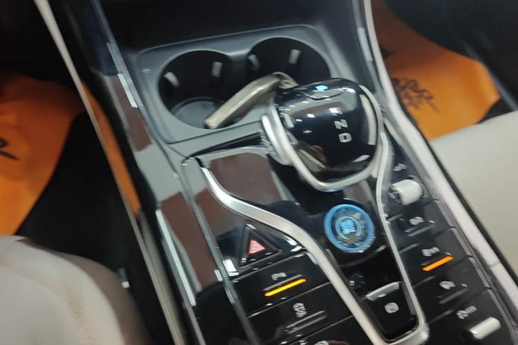 Used BYD Qin PLUS 2024 HONOR Edition DM-i 55KM Leading Model Gear Lever