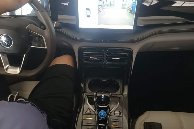 Used BYD Qin PLUS 2024 HONOR Edition DM-i 55KM Leading Model Gear Lever