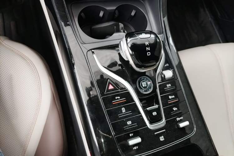 Used BYD Qin PLUS 2024 HONOR Edition DM-i 55KM Leading Model Gear Lever