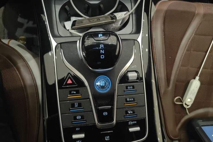 Used BYD Qin PLUS 2024 HONOR Edition DM-i 120KM Leading Model Gear Lever