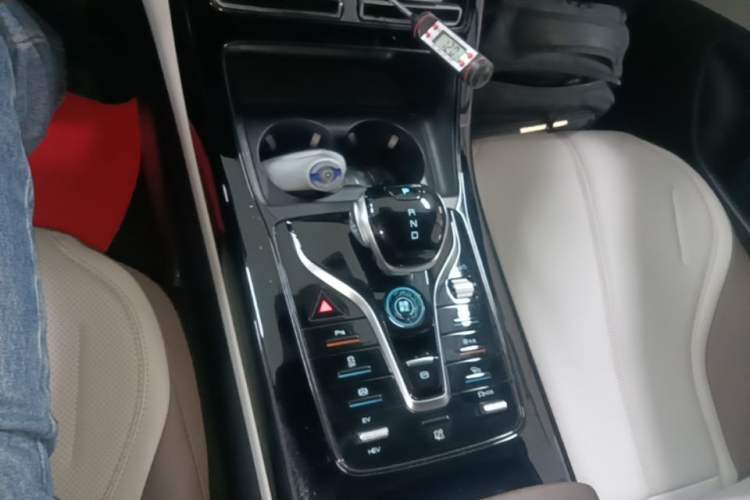 Used BYD Qin PLUS 2024 HONOR Edition DM-i 55KM Leading Model Gear Lever