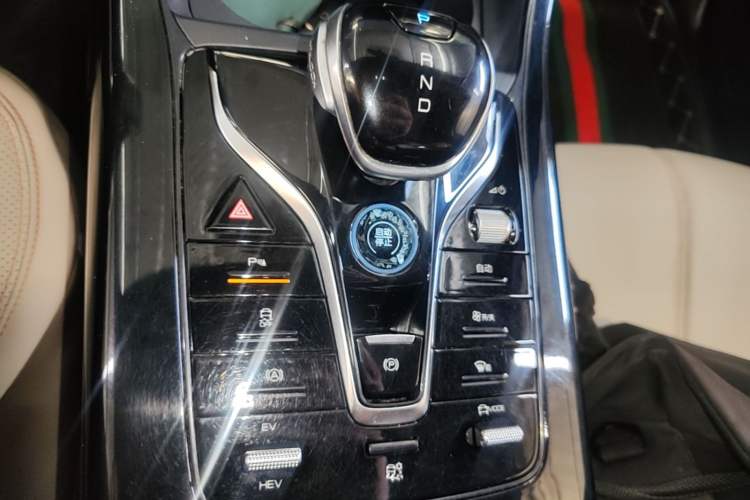 Used BYD Qin PLUS 2024 HONOR Edition DM-i 55KM Leading Model Gear Lever