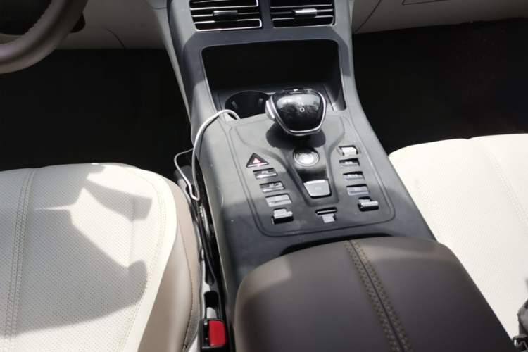 Used BYD Qin PLUS 2024 HONOR Edition DM-i 55KM Leading Model Gear Lever