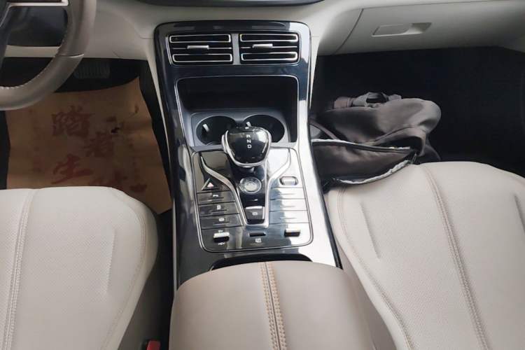 Used BYD Qin PLUS 2024 HONOR Edition DM-i 55KM Leading Model Gear Lever