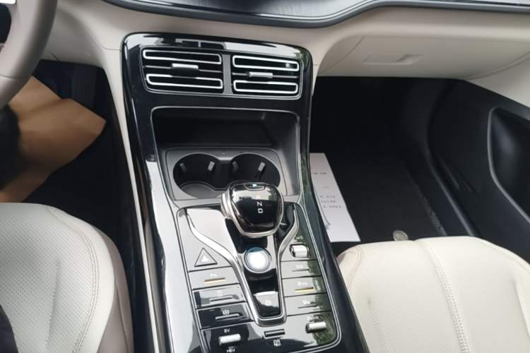 Used BYD Qin PLUS 2024 HONOR Edition DM-i 55KM Leading Model Gear Lever