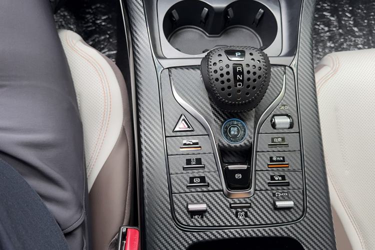 Used BYD Qin PLUS 2024 HONOR Edition DM-i 55KM Leading Model Gear Lever