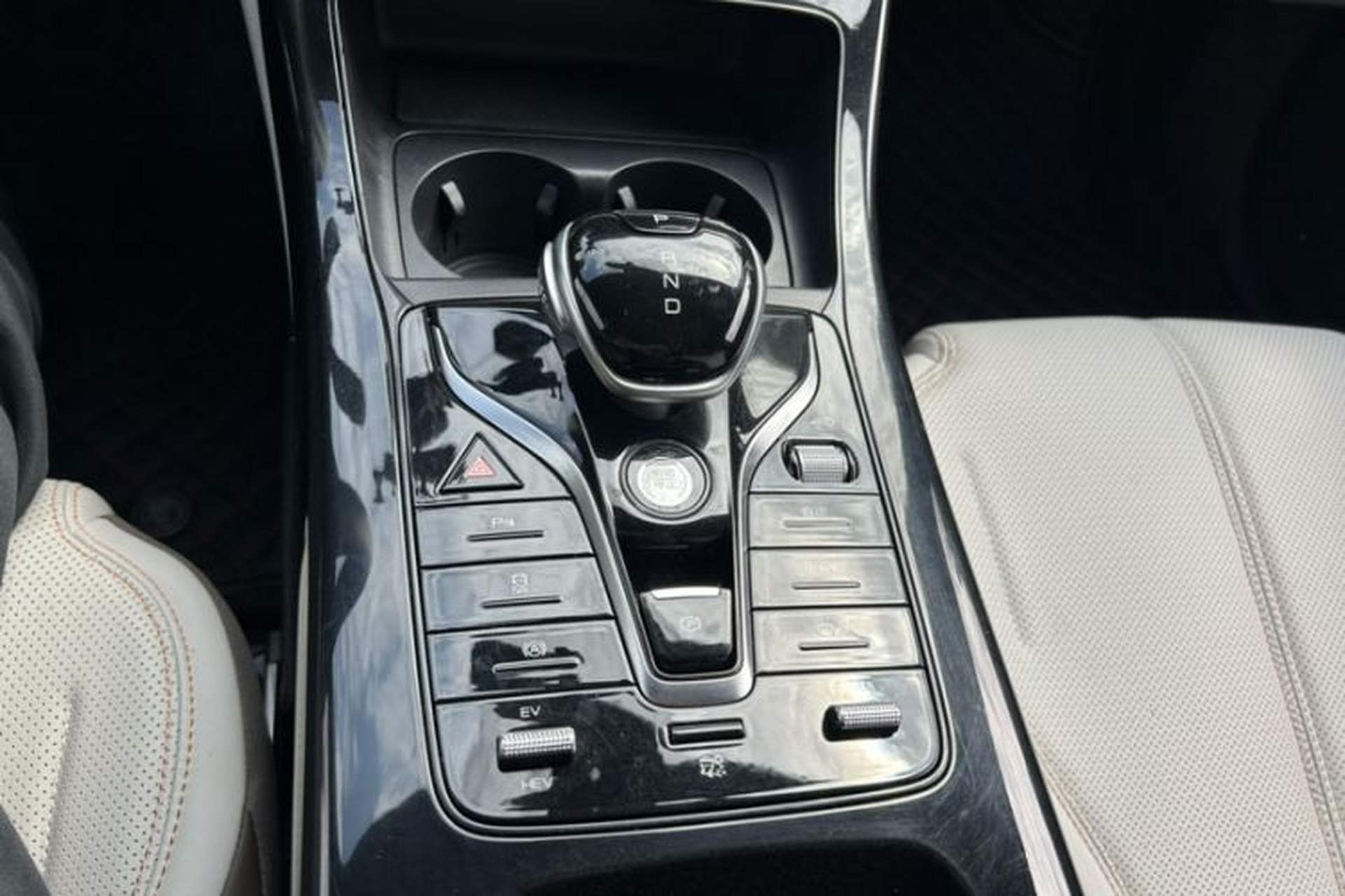 Used BYD Qin PLUS 2024 HONOR Edition DM-i 55KM Leading Model Gear Lever