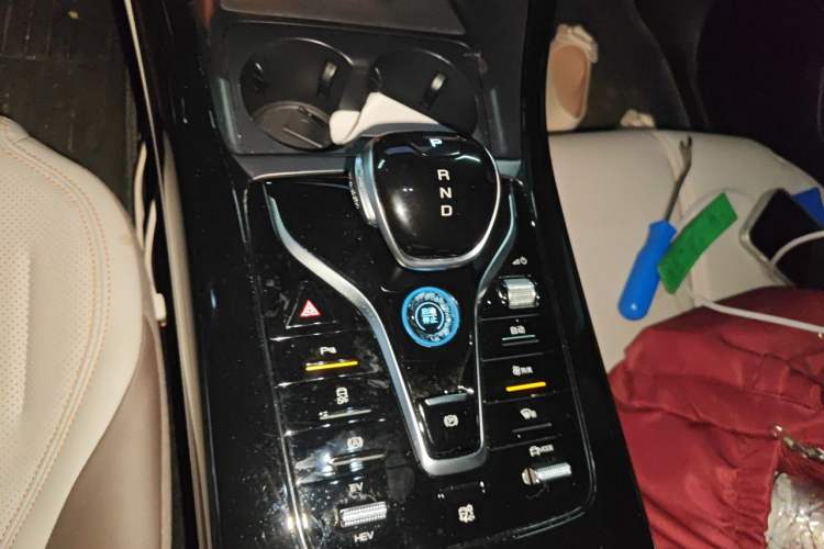 Used BYD Qin PLUS 2024 HONOR Edition DM-i 55KM Leading Model Gear Lever