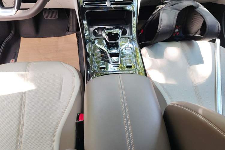 Used BYD Qin PLUS 2024 HONOR Edition DM-i 55KM Leading Model Gear Lever